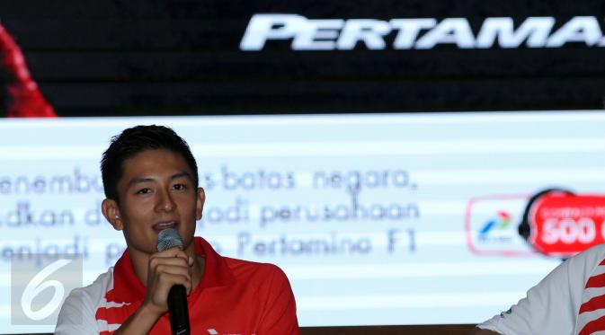 Rio Haryanto menjawab pertanyaan wartawan usai dipastikan bergabung dengan tim Manor Racing F1 di Jakarta, Kamis (18/2/2016). Rio bergabung dengan Manor Racing dan akan mengikuti balapan Formula 1 selama semusim penuh. (Liputan6.com/Helmi Fithriansyah)