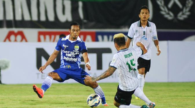 Kapten Persib Bandung, Atep berebut bola dengan pemain PSS Sleman, Mahadirga Lasut di laga pembuka Bali Island Cup 2016 di Stadion I Wayan Dipta, Gianyar, (Kamis (18/2/2016). (Bola.com/Kevin Setiawan)