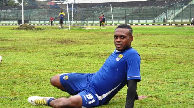 Pemain sayap Persib Bandung, David Laly mencetak gol indah ke gawang PSS Sleman saat menang 4-2 pada lanjutan Bali Island Cup 2016 di Stadion I Wayan Dipta, Gianyar, Kamis (18/2/2016). (Bola.com/Permana Kusumadijaya)