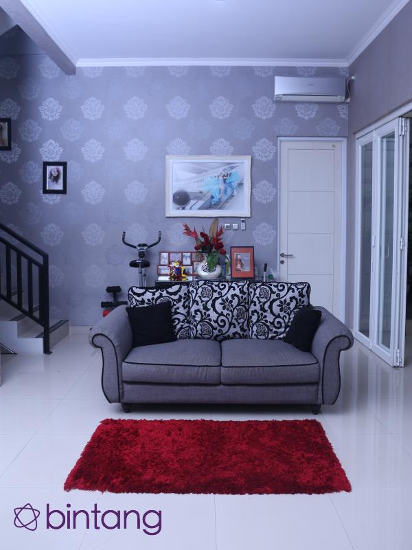Sofa di ruang keluarga Fitri Carlina. (Nurwahyunan/Bintang.com)