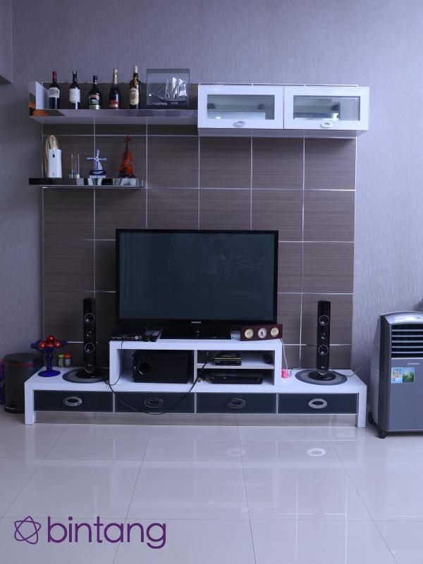 Televisi di ruang keluarga Fitri Carlina. (Nurwahyunan/Bintang.com)