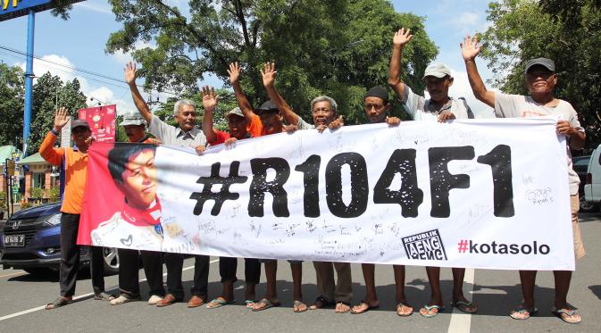 Puluhan warga Solo menggalang aksi dukungan bagi Rio Haryanto di Formula 1