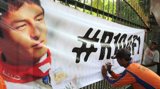 Puluhan warga Solo menggalang aksi dukungan bagi Rio Haryanto di Formula 1.