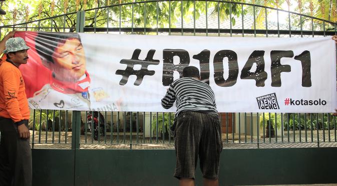 Puluhan warga Solo menggalang aksi dukungan bagi Rio Haryanto di Formula 1
