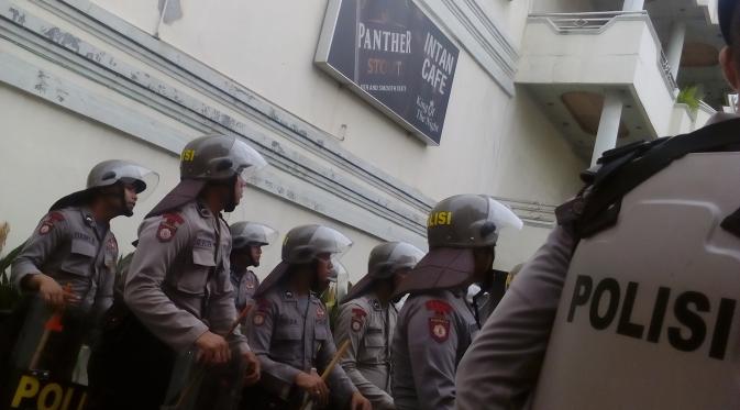 Aparat gabungan polisi dan TNI mendatangi kafe milik pentolan Kalijodo Daeng Aziz (Liputan6.com/ Putu Merta Surya Putra)