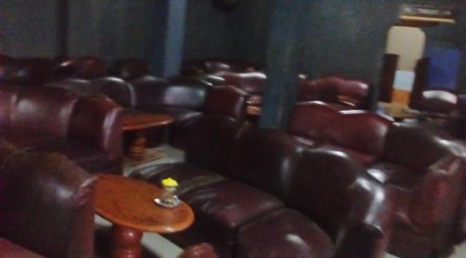 Kafe Intan milik Daeng Aziz digeledah polisi