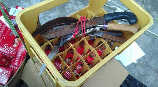 Senjata tajam yang ditemukan dalam Operasi Pekat di Kalijodo (Liputan6.com/ Muslim AR)