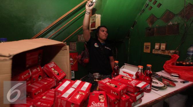 Petugas menemukan sejumlah kondom di kawasan kalijodo, Jakarta, Sabtu (20/2/2016). Polda Metro Jaya bersama TNI serta Satpol PP, Operasi penyakit masyarakat di kawasan kalijodo. (Liputan6.com/Herman Zakharia)