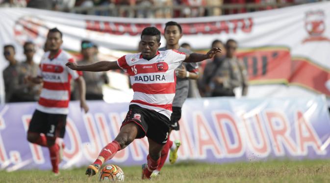 Gelandang serang Madura United, Engelbert Sani, bakal jadi ancaman bagi lini belakang Sriwijaya FC. (Bola.com/Vitalis Yogi Trisna)