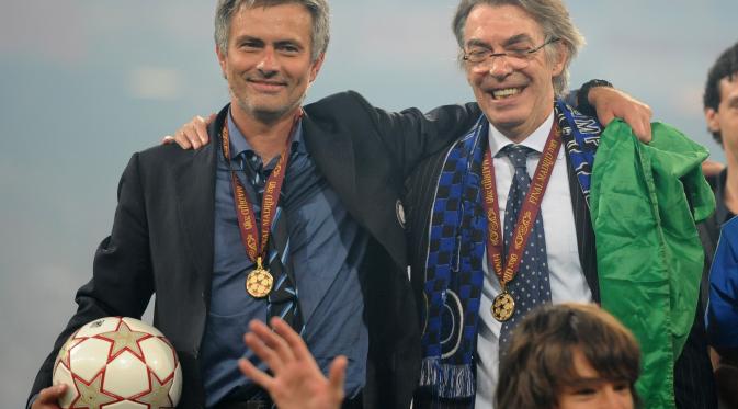 Kenangan Jose Mourinho dengan Massimo Moratti usai menangkan Liga Champions (CHRISTOPHE SIMON / AFP)