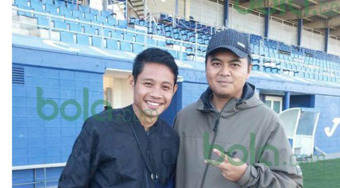 Evan Dimas dan Reza Khomaini dari bola.com, menengok langsung bintang belia Indonesia yang sedang berlatih di Espanyol B. (Bola.com)