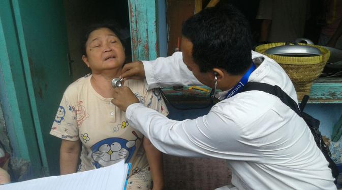 Warga Kalijodo, Jakarta Utara, tengah menjalani kesehatan gratis dari Sudin Kesehatan Pemkot Jakut. (Liputan6.com/Audrey Santoso)