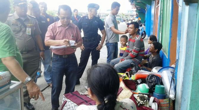 Petugas dari Pemkot Jakarta Utara mendata warga Kaijodo, Penjaringan, yang ingin pindah ke rusunawa. (Liputan6.com/Audrey Santoso)