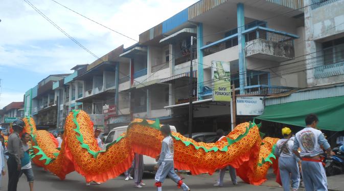 Ketika Naga Berukuran Besar Beraksi Ramaikan Festival Cap Go Meh. (Adinda Tri Wardhani/Liputan6.com)