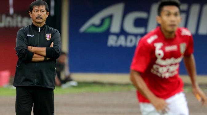 Pelatih Bali United, Indra Sjafri pada duel Bali United versus Persib Bandung di Stadion I Wayan Dipta, Gianyar, Bali, Minggu (21/2/2016). (Bola.com/Peksi Cahyo)