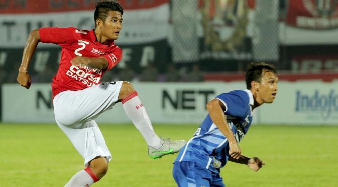 Putu Gede Juni Antara beraksi mencetak gol indah ke gawang Persib Bandung dalam turnamen Bali Island Cup di Stadion I Wayan Dipta, Gianyar, Minggu (21/2/2016). (Bola.com/Peksi Cahyo)