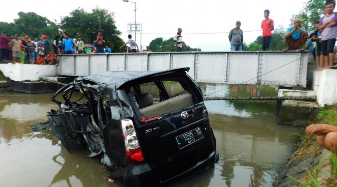 Terobos jalur kereta tanpa palang pintu, mobil Daihatsu Xenia tercebur ke sungai Sidoarjo, Jawa Timur, sehingga menewaskan 3 penumpangnya. (Liputan6.com/Dhimas Prasaja)