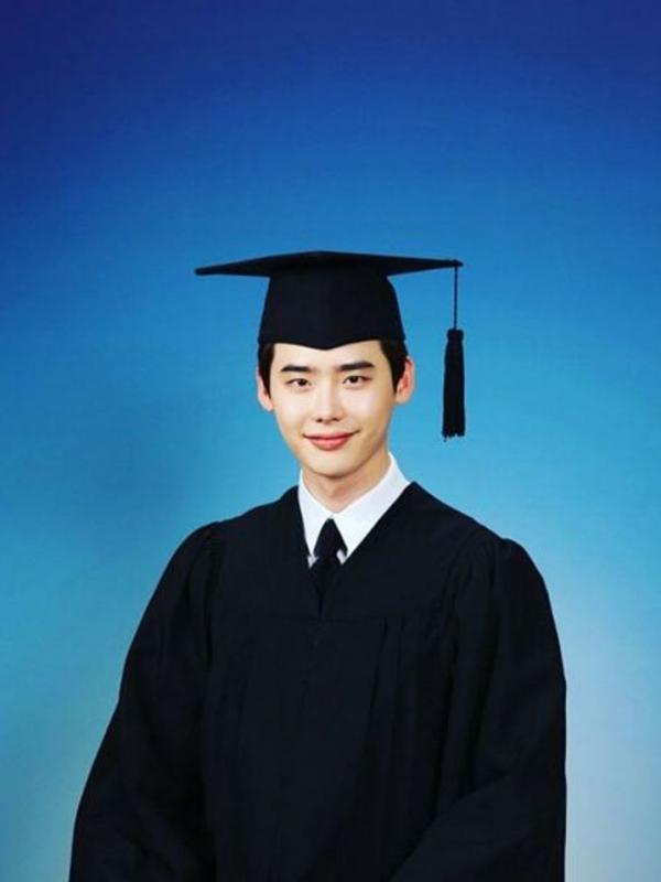Lee Jong Suk Lulus Kuliah Sebagai Mahasiswa Terbaik [foto: instagram/jongsuk0206]
