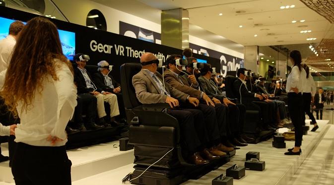 Suasana pengunjung memakai Samsung Gear VR (Liputan6.com/Iskandar)