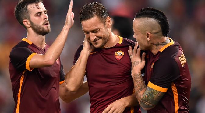 Pemain Roma berselebrasi usai Totti mencetak gol (ALBERTO PIZZOLI / AFP)