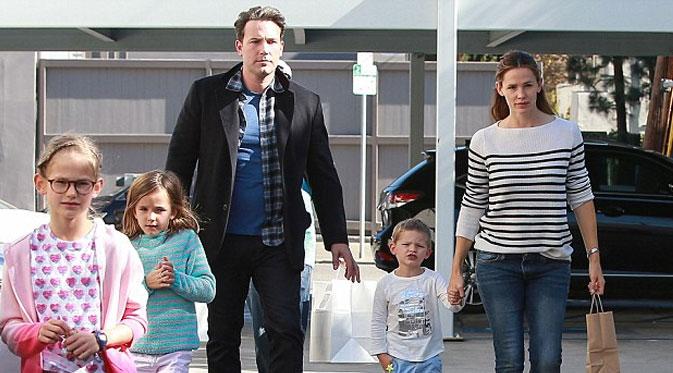 Ben Affleck, Jennifer Garner, dan 3 anak mereka (dailymail.co.uk)