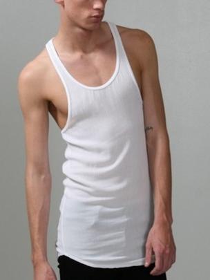 pakaian ngetat terlihat sangat nggak cocok untuk pria bertubuh kurus (via: istimewa)