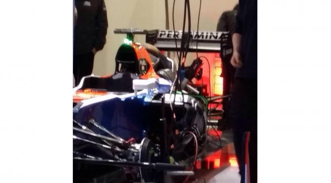 Mobil F1 Manor Racing Team 05 atau MRT05 yang akan dipakai Rio Haryanto pada balapan jet darat musim 2016. (Bola.com/Istimewa)