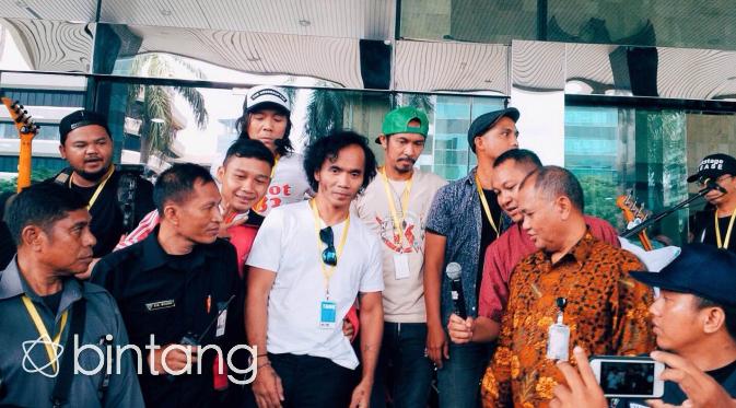 Slank saat melakukan aksi di gedung KPK. (Desmond Manullang/bintang.com)