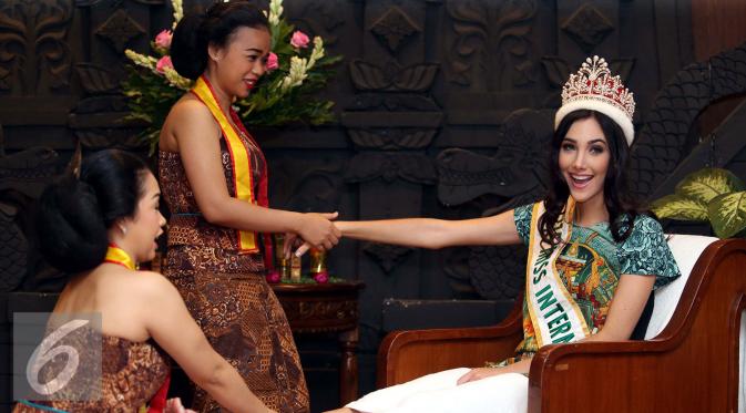 Miss International 2015, Edymar Martinez Blanco saat melakukan pemijatan di Taman Sari Royal Heritage & Spa, Jakarta. [Foto: Rizky Aditya Saputra/Liputan6.com]
