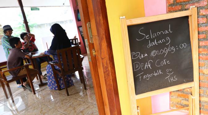 Sejumlah orang ketika mengunjungi kafe Finger Talk di Pamulang, Tangsel, Sabtu (20/2). Kafe ini setiap harinya buka mulai dari jam 10.00 pagi – 21.00 WIB. (Liputan6.com/Fery Pradolo)