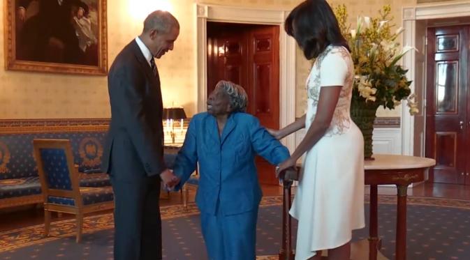 Nenek 106 Tahun Histeris Bertemu Barack dan Michelle Obama (abcnews)