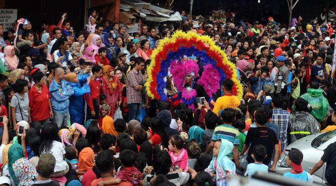 Peserta parade Pesta Rakyat Bogor melintas di tengah-tengah lautan massa yang memenuhi ruas Jalan Surya Kencana, Bogor, Senin (22/2/2016). Pesta Rakyat Bogor 2016 bersamaan dengan perayaan Cap Go Meh di Kota Bogor. 