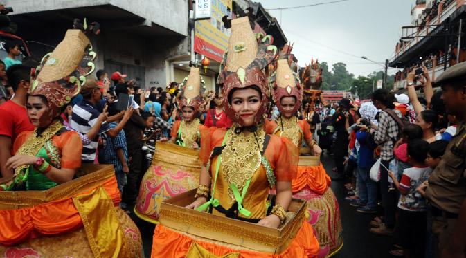 Peserta parade Pesta Rakyat Bogor melintas di Jalan Surya Kencana, Bogor, Senin (22/2/2016). Pesta Rakyat Bogor 2016 bersamaan dengan perayaan Cap Go Meh di Kota Bogor