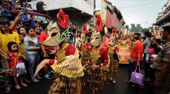 Tarian komtemporer memeriahkan puncak perayaan cap Go Meh dan Pesta Rakyat Bogor 2016 di Kota Bogor, Senin (22/2/2016). Puncak perayaan Tahun Baru Imlek 2567 di Kota Bogor juga dimeriahkan dengan Pesta Rakyat