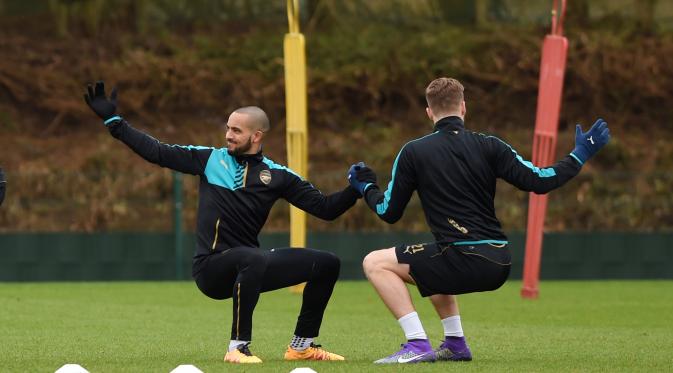 Dua penggawa Arsenal, Theo Walcott (kiri) dan Calum Chambers sedang melakukan latihan, Senin (22/2/2016). Arsenal menjamu Barcelona pada Leg 1 Babak 16 Besar Liga Champions, di Emirates Stadium, dini hari nanti WIB. (Reuters/Tony O'Brien 