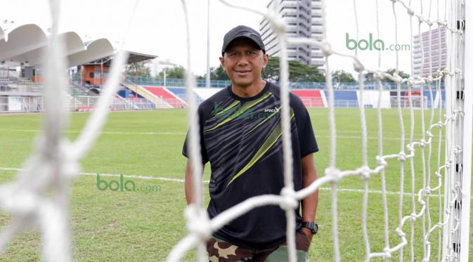 Pelatih Rahmad Darmawan saat  berada di Stadion Sultan Ismail Nasiruddin Shah adalah kandang T-Team, Kuala Terengganu, Malaysia, Selasa (26/01/2016). (Bola.com/Nicklas Hanoatubun)