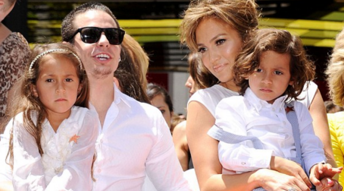 Jennifer Lopez dan Marc Anthony bersama kedua anak kembar mereka, Max dan Emme [foto: starwination]