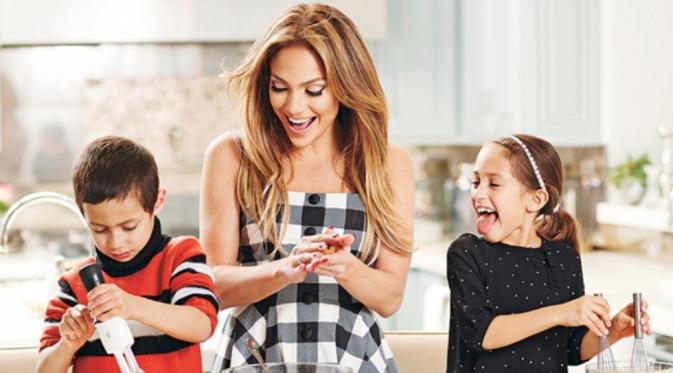 Jennifer Lopez bersama dua anak kembarnya, Max dan Emme (foto: Pinterest)