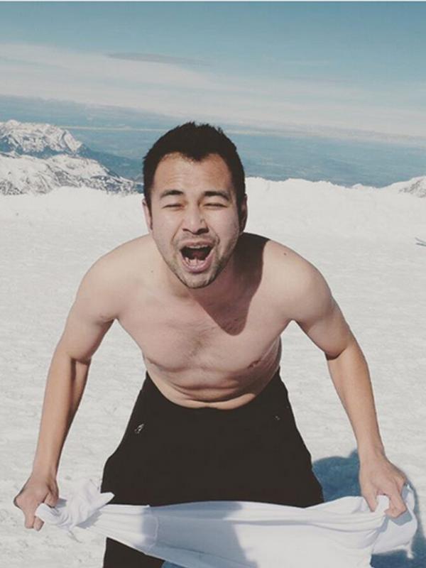 Ada-ada saja ulah Raffi. "Siapa yg berani buka baju ?!?????? Ditengah angin besar plys salju di puncak gunung ??!!!??? 😝 hanya orang sedikit ga waras yang berani melakukannya !!!!" tulis Raffi dalam keterangan fotonya. (Foto:Instagram/raffinagita1717)