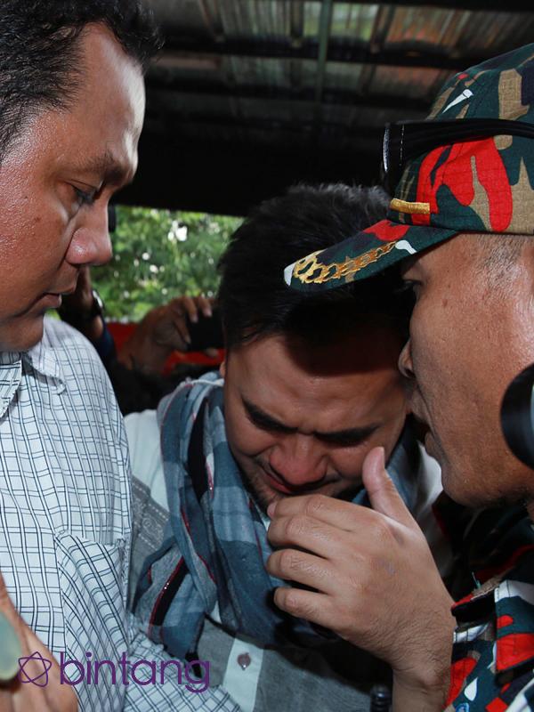 Memasuki ruangan kantor Polsek Metro Kelapa Gading, Jakarta Utara, Saipul tertunduk menahan tangis. (Deki Prayoga/Bintang.com)