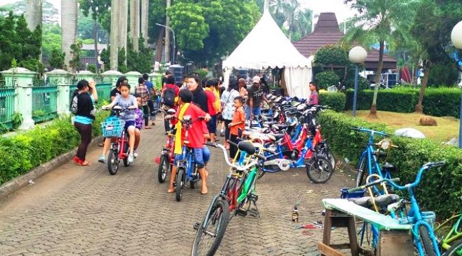 Jasa sewa sepeda merupakan salah satu fasilitas penunjang wisata yang ada di Taman Mini Indonesia Indah.