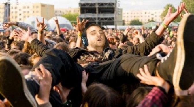 Pria ini menyunting foto tidurnya di tengah kerumumunan konser musik (sumber. Elitedaily.com)