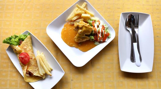 Tortilla dan chicken garlic sauce, menu favorit di Deaf Cafe Fingertalk. (Via: Galih W. Satria/Bintang.com)