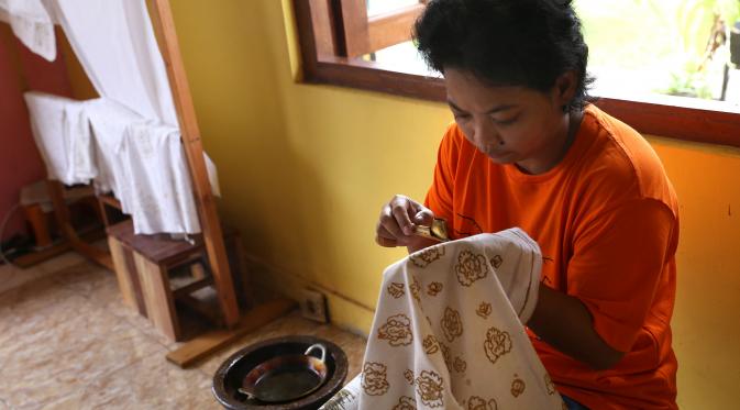 Kursus batik dadakan di Deaf Cafe Fingertalk oleh Ratih Nugrahini. (Via: Galih W. Satria/Bintang.com)