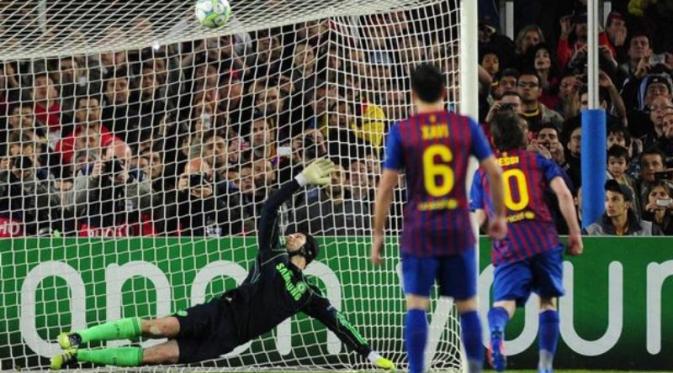Penjaga gawang Arsenal, Petr Cech, memiliki rekor bagus kala berhadapan melawan trio penyerang Barcelona, MSN. (Mirror)