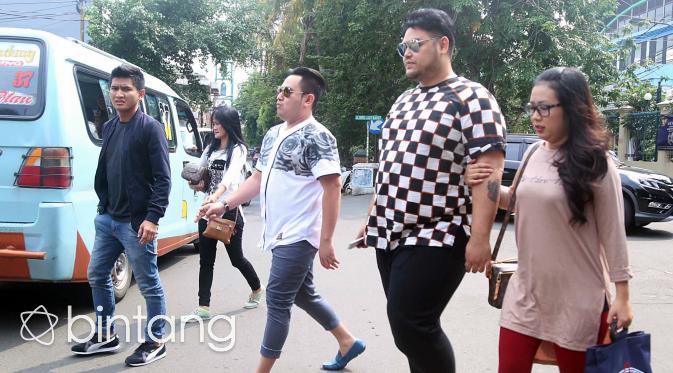 Soimah,Nassar dan Ivan Gunawan saat menjenguk Saipul Jamil di Polsek Gading (Deki Prayoga/Bintang.com)