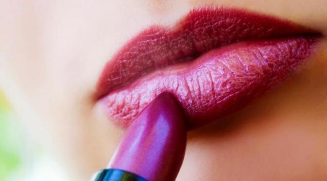 Lipstik warna merah dapat memberikan tampilan yang sangat seksi, namun memakainya “dengan tepat” membutuhkan sedikit keterampilan.
