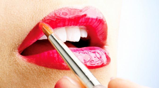 [Bintang] ilustrasi pemakaian lipstik merah sesuai warna kulit. (via: istimewa)