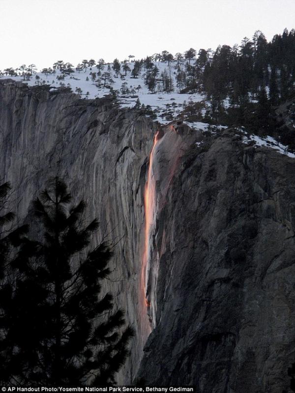 'Air terjun api' di Taman Nasional Yosemite, California, pada 2012. (AP)