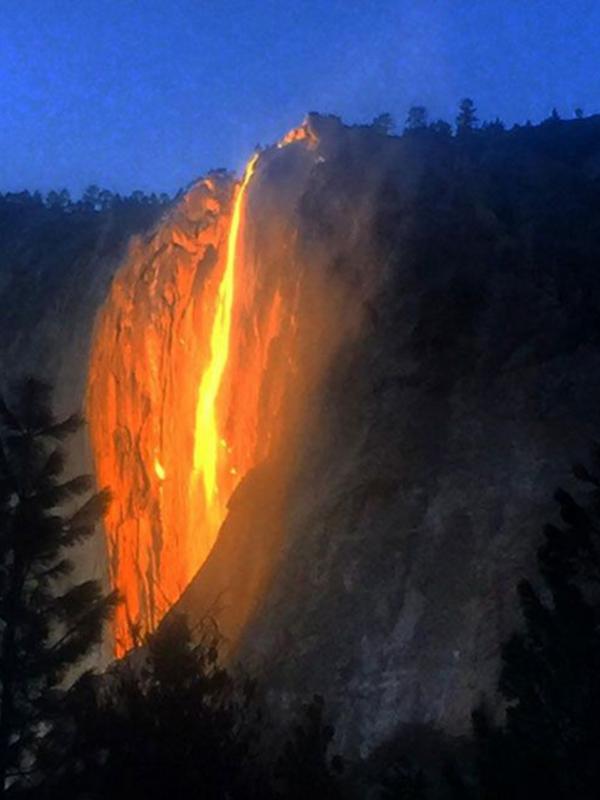 'Air terjun api' di Taman Nasional Yosemite, California, pada 2012. (Archanjm/Instagram)